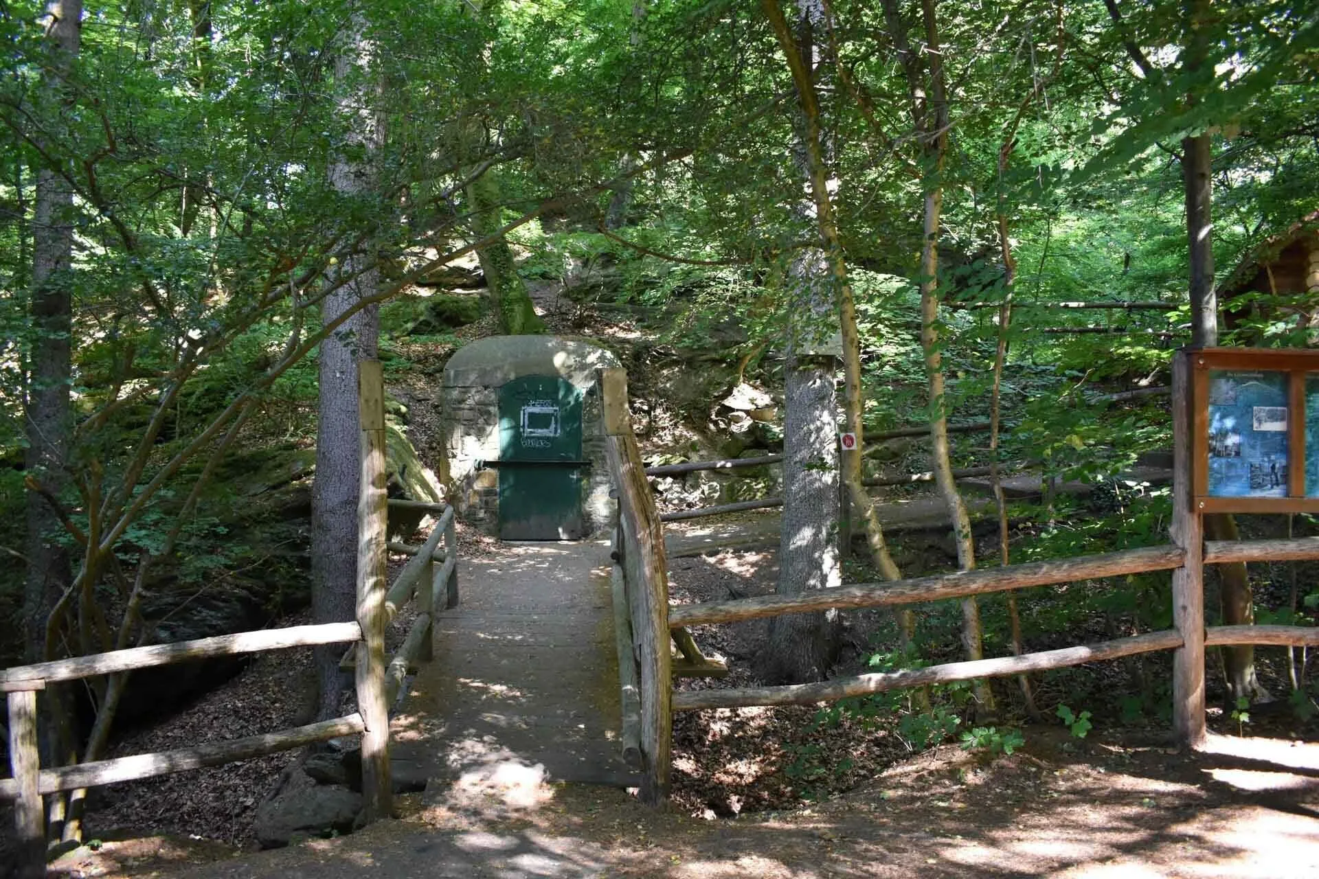 Eingang zur Leichtweißhöhle