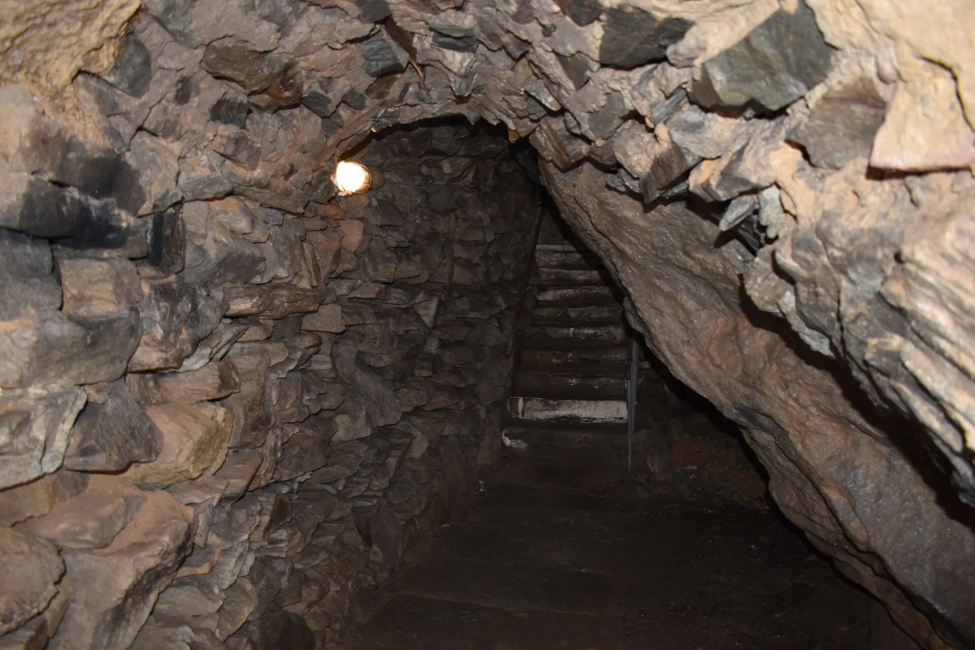 Innenraum der Leichtweißhöhle